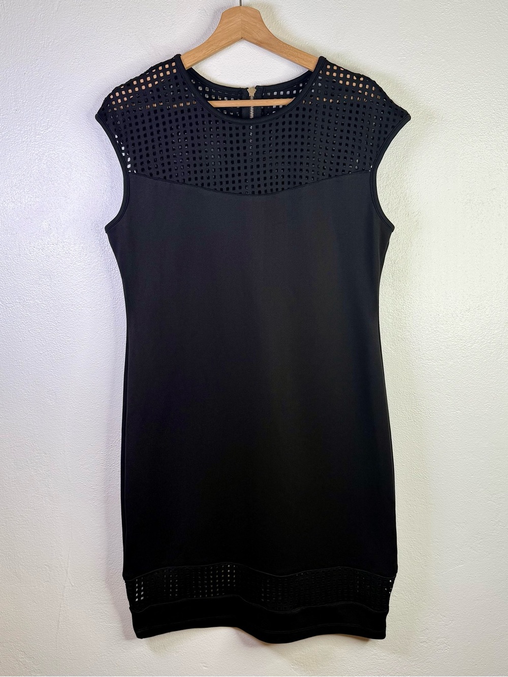 Bisou Bisou Y2K Smooth Black Laser Cut Cocktail Sheath Dress Women's Size 16 LBD